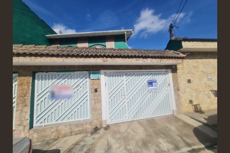 Casa à venda com 180m², 4 quartos e 2 vagas Casa à venda com 180m², 4 quartos e 2 vagasFachada do imóvel com placa QuintoAndar