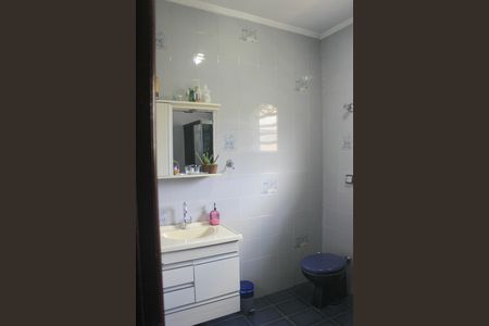 Casa à venda com 180m², 4 quartos e 2 vagasBanheiro social 