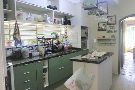 Casa à venda com 180m², 4 quartos e 2 vagasCozinha 