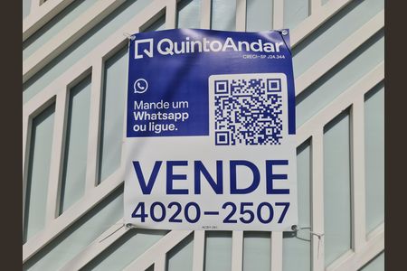 Casa à venda com 180m², 4 quartos e 2 vagas Casa à venda com 180m², 4 quartos e 2 vagasFachada do imóvel com placa QuintoAndar