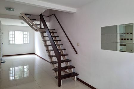 Sala de casa de condomínio à venda com 3 quartos, 115m² em Matapaca, Niterói