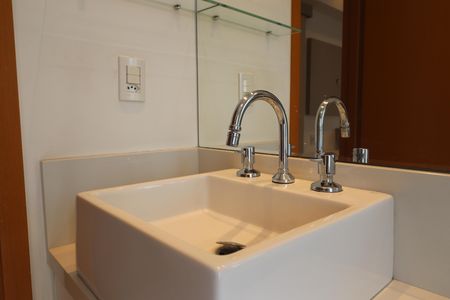 Apartamento à venda com 77m², 2 quartos e 2 vagasBanheiro Quarto 1 suíte