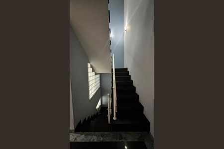 Casa à venda com 536m², 4 quartos e 11 vagas Casa à venda com 536m², 4 quartos e 11 vagasEscada