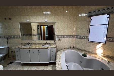 Casa à venda com 536m², 4 quartos e 11 vagas Casa à venda com 536m², 4 quartos e 11 vagasBanheiro da Suíte 1