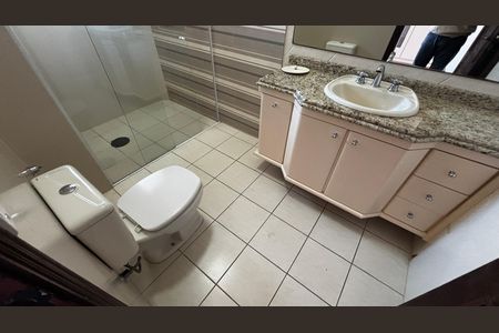 Casa à venda com 536m², 4 quartos e 11 vagas Casa à venda com 536m², 4 quartos e 11 vagasBanheiro da Suíte 3