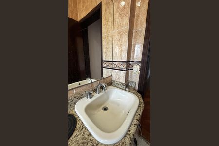 Casa à venda com 536m², 4 quartos e 11 vagas Casa à venda com 536m², 4 quartos e 11 vagasBanheiro social