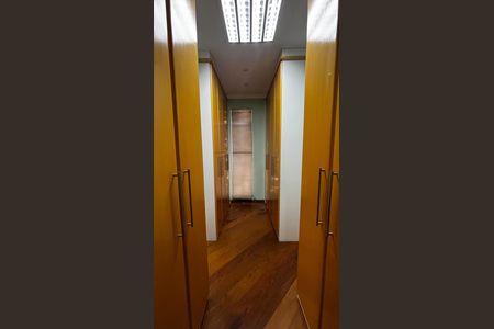 Casa à venda com 536m², 4 quartos e 11 vagas Casa à venda com 536m², 4 quartos e 11 vagasCloset da Suíte