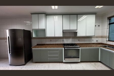 Casa à venda com 536m², 4 quartos e 11 vagas Casa à venda com 536m², 4 quartos e 11 vagasCozinha