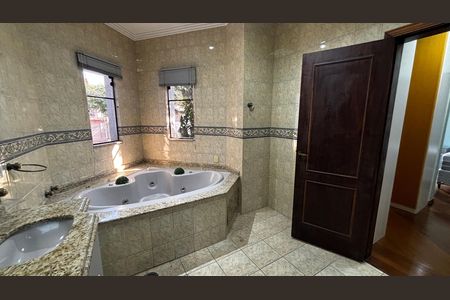 Casa à venda com 536m², 4 quartos e 11 vagas Casa à venda com 536m², 4 quartos e 11 vagasBanheiro da Suíte 1