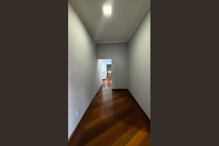 Casa à venda com 536m², 4 quartos e 11 vagas Casa à venda com 536m², 4 quartos e 11 vagasCorredor