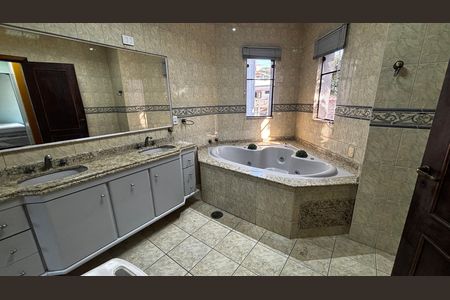 Casa à venda com 536m², 4 quartos e 11 vagas Casa à venda com 536m², 4 quartos e 11 vagasBanheiro da Suíte 1