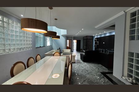 Casa à venda com 536m², 4 quartos e 11 vagas Casa à venda com 536m², 4 quartos e 11 vagasSala de Estar