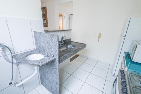 cozinha de apartamento para alugar com 2 quartos, 43m² em Planalto, Belo Horizonte
