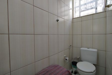 Casa de condomínio à venda com 218m², 5 quartos e 2 vagas Casa de condomínio à venda com 218m², 5 quartos e 2 vagasBanheiro de serviço