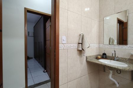 Casa de condomínio à venda com 218m², 5 quartos e 2 vagas Casa de condomínio à venda com 218m², 5 quartos e 2 vagasBanheiro Social