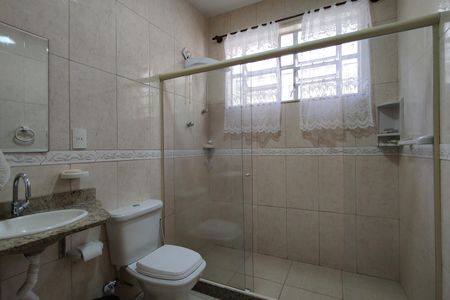 Casa de condomínio à venda com 218m², 5 quartos e 2 vagas Casa de condomínio à venda com 218m², 5 quartos e 2 vagasBanheiro Social