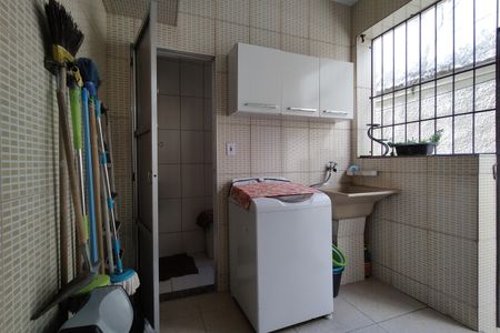 Casa de condomínio à venda com 218m², 5 quartos e 2 vagas Casa de condomínio à venda com 218m², 5 quartos e 2 vagasÁrea de Serviço