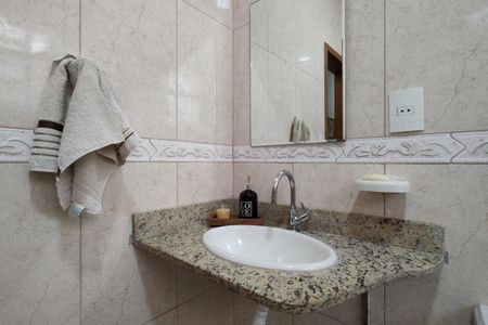 Casa de condomínio à venda com 218m², 5 quartos e 2 vagas Casa de condomínio à venda com 218m², 5 quartos e 2 vagasBanheiro Social