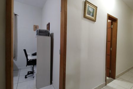 Casa de condomínio à venda com 218m², 5 quartos e 2 vagas Casa de condomínio à venda com 218m², 5 quartos e 2 vagasCorredor