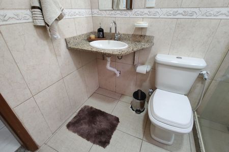 Casa de condomínio à venda com 218m², 5 quartos e 2 vagas Casa de condomínio à venda com 218m², 5 quartos e 2 vagasBanheiro Social