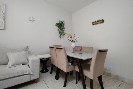 Casa de condomínio à venda com 218m², 5 quartos e 2 vagas Casa de condomínio à venda com 218m², 5 quartos e 2 vagasSala