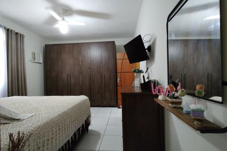 Casa de condomínio à venda com 218m², 5 quartos e 2 vagas Casa de condomínio à venda com 218m², 5 quartos e 2 vagasSuíte
