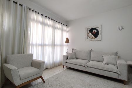 Casa de condomínio à venda com 218m², 5 quartos e 2 vagas Casa de condomínio à venda com 218m², 5 quartos e 2 vagasSala