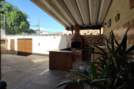 Casa de condomínio à venda com 218m², 5 quartos e 2 vagas Casa de condomínio à venda com 218m², 5 quartos e 2 vagasQuintal