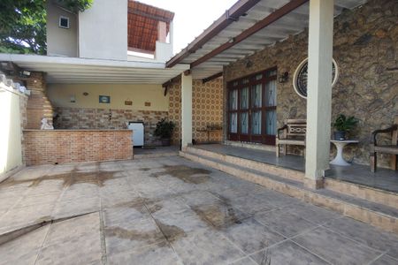 Casa de condomínio à venda com 218m², 5 quartos e 2 vagas Casa de condomínio à venda com 218m², 5 quartos e 2 vagasQuintal