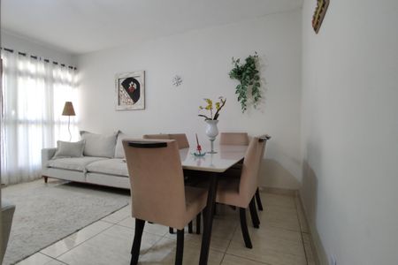 Casa de condomínio à venda com 218m², 5 quartos e 2 vagas Casa de condomínio à venda com 218m², 5 quartos e 2 vagasSala