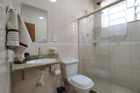 Casa de condomínio à venda com 218m², 5 quartos e 2 vagas Casa de condomínio à venda com 218m², 5 quartos e 2 vagasBanheiro Social