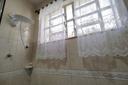 Casa de condomínio à venda com 218m², 5 quartos e 2 vagas Casa de condomínio à venda com 218m², 5 quartos e 2 vagasBanheiro Social