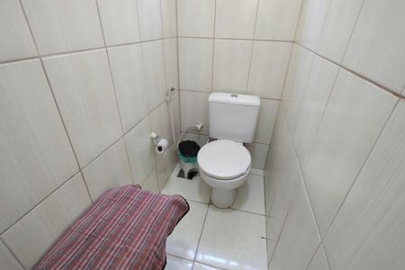 Casa de condomínio à venda com 218m², 5 quartos e 2 vagas Casa de condomínio à venda com 218m², 5 quartos e 2 vagasBanheiro de serviço