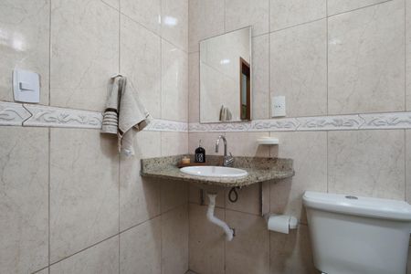 Casa de condomínio à venda com 218m², 5 quartos e 2 vagas Casa de condomínio à venda com 218m², 5 quartos e 2 vagasBanheiro Social