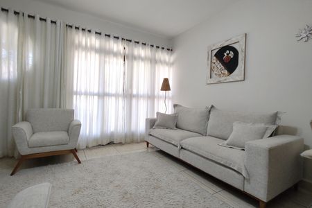 Casa de condomínio à venda com 218m², 5 quartos e 2 vagas Casa de condomínio à venda com 218m², 5 quartos e 2 vagasSala