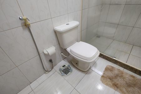 Casa de condomínio à venda com 218m², 5 quartos e 2 vagas Casa de condomínio à venda com 218m², 5 quartos e 2 vagasBanheiro da Suíte