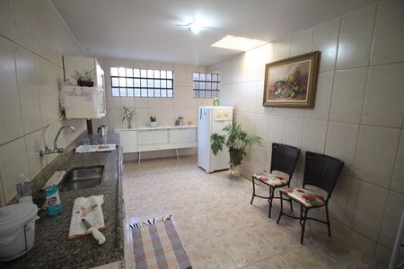 Casa à venda com 434m², 4 quartos e 3 vagasCozinha e Área de Serviço