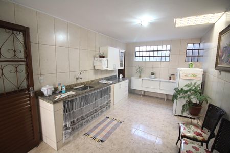 Casa à venda com 434m², 4 quartos e 3 vagasCozinha e Área de Serviço