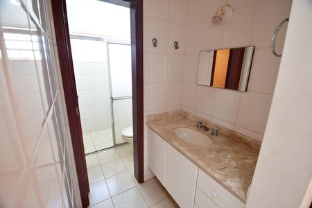 Casa para alugar com 140m², 3 quartos e 2 vagasBanheiro Social