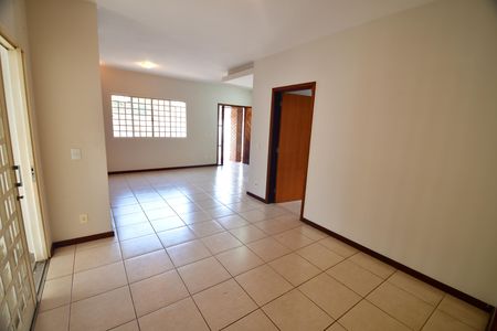 Casa para alugar com 140m², 3 quartos e 2 vagasSala
