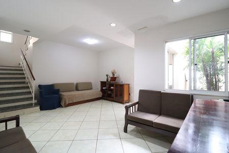 Casa para alugar com 196m², 3 quartos e 2 vagasSala