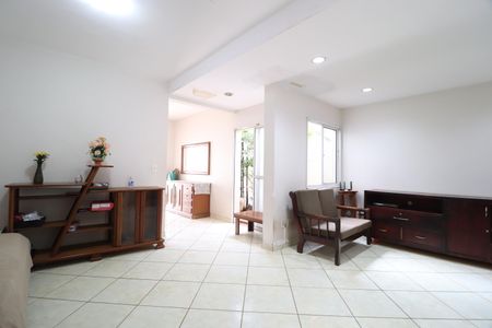 Casa para alugar com 196m², 3 quartos e 2 vagasSala