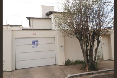 Casa para alugar com 196m², 3 quartos e 2 vagasFachada