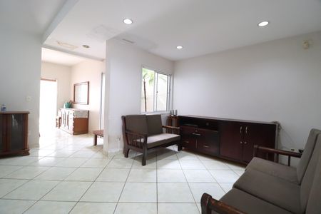 Casa para alugar com 196m², 3 quartos e 2 vagasSala