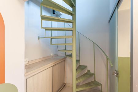 Apartamento para alugar com 110m², 3 quartos e 2 vagas Apartamento para alugar com 110m², 3 quartos e 2 vagasEscada