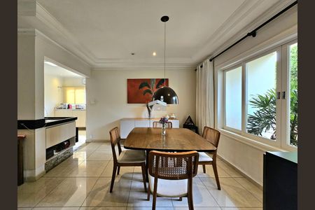 Casa de condomínio à venda com 315m², 4 quartos e 4 vagas