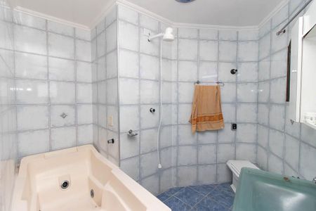 Casa à venda com 800m², 10 quartos e 11 vagas Casa à venda com 800m², 10 quartos e 11 vagasBanheiro da Suíte