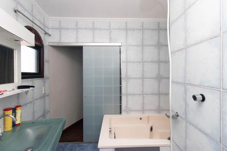 Casa à venda com 800m², 10 quartos e 11 vagas Casa à venda com 800m², 10 quartos e 11 vagasBanheiro da Suíte