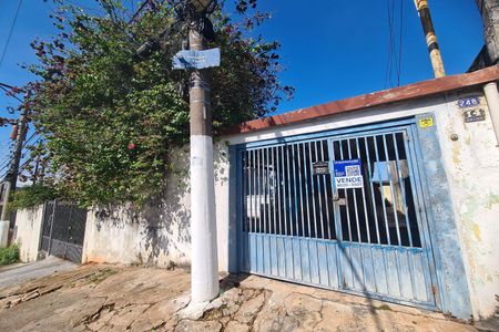 Casa à venda com 160m², 2 quartos e 2 vagas Casa à venda com 160m², 2 quartos e 2 vagasFachada