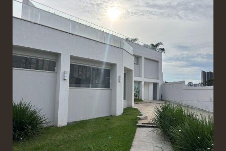 Casa à venda com 514m², 3 quartos e 7 vagas Casa à venda com 514m², 3 quartos e 7 vagasÁrea externa